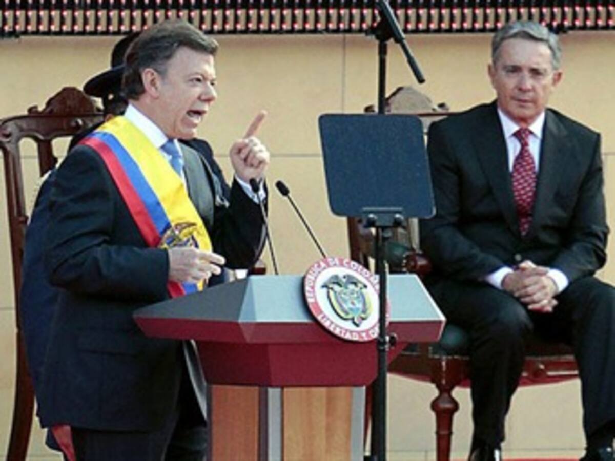 Contrapunteo en Twitter entre Santos y Uribe por políticas de Gobierno