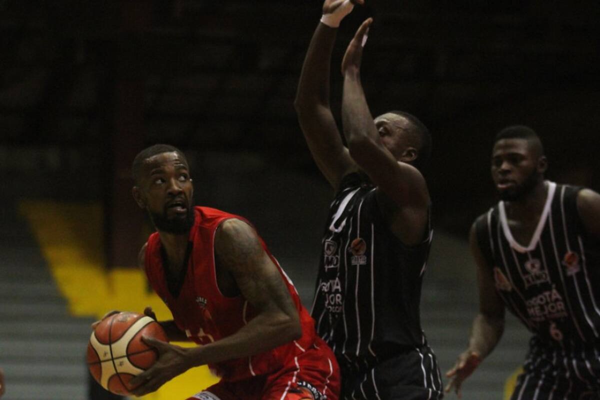 En el Coliseo El Salitre de Bogotá, se lleva a cabo el partido entre Piratas de Bogotá Vs. Halcones de Cúcuta en el marco 15 de la jornada de la temporada regular de la Liga Directv de Baloncesto. 