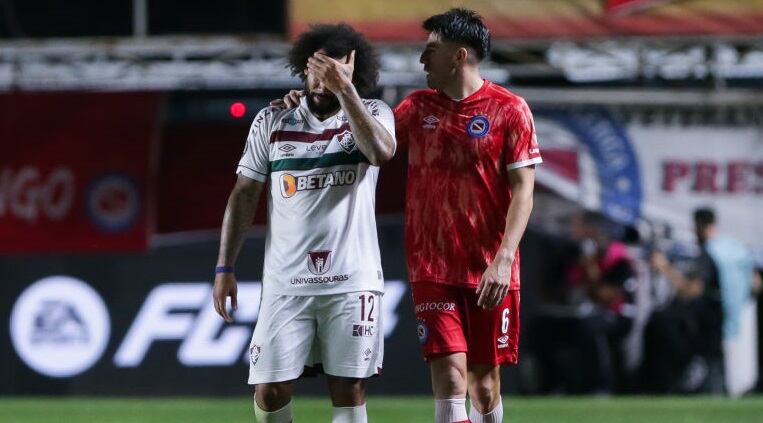 Marcelo, de Fluminense, se marcha entre lágrimas tras lesionar sin culpa a Luciano Sánchez de Argentinos Juniors (Photo by Daniel Jayo/Getty Images)