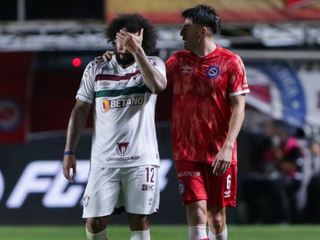 Marcelo, de Fluminense, se marcha entre lágrimas tras lesionar sin culpa a Luciano Sánchez de Argentinos Juniors (Photo by Daniel Jayo/Getty Images)