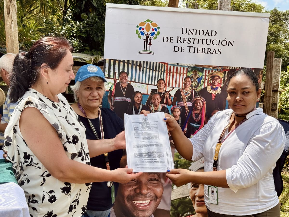 Familia víctima de desaparición forzada recupera predio en San José de Apartadó a través de la URT