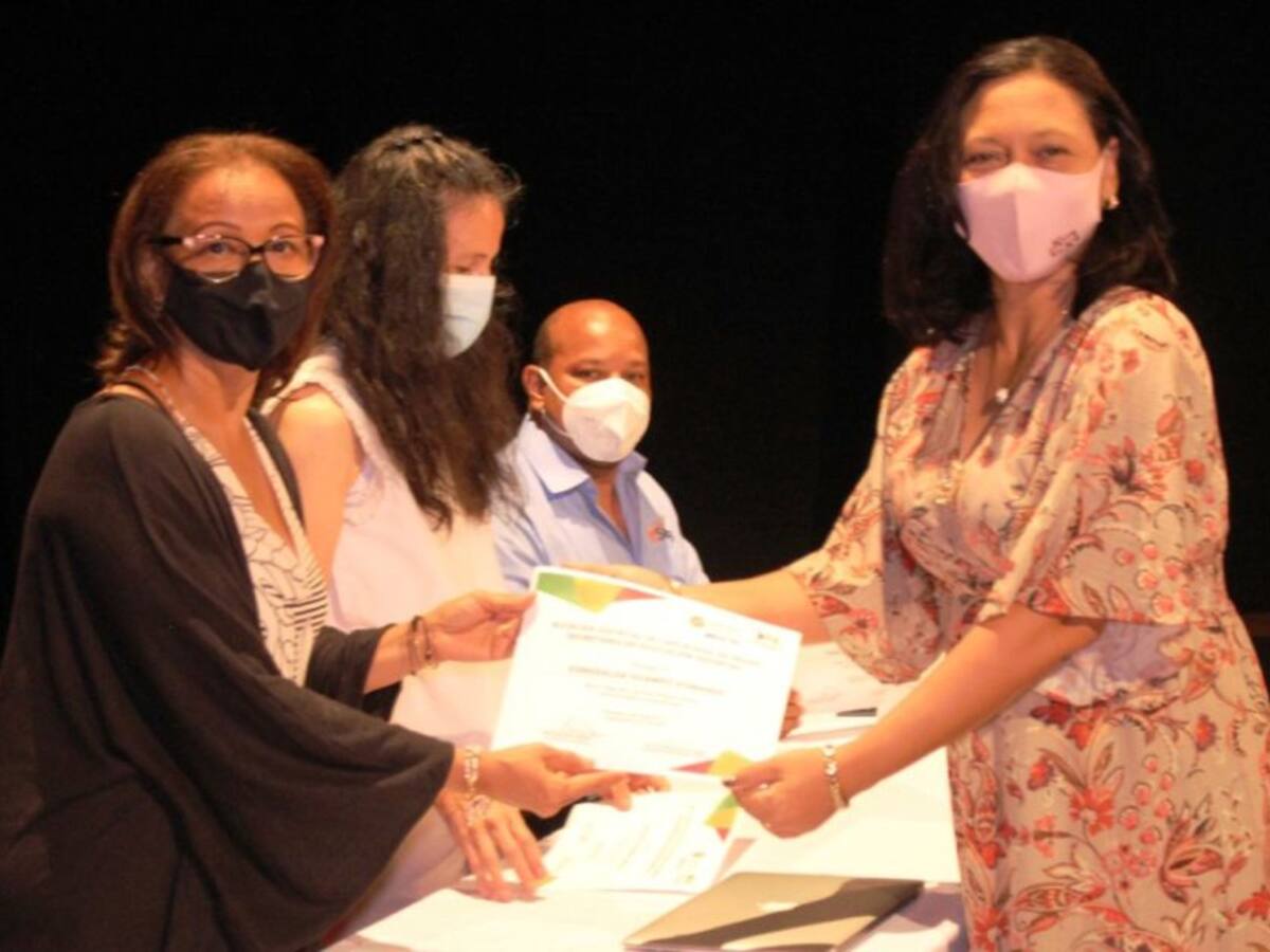 Distrito entregó 59 becas posgraduación a maestras y maestros de Cartagena