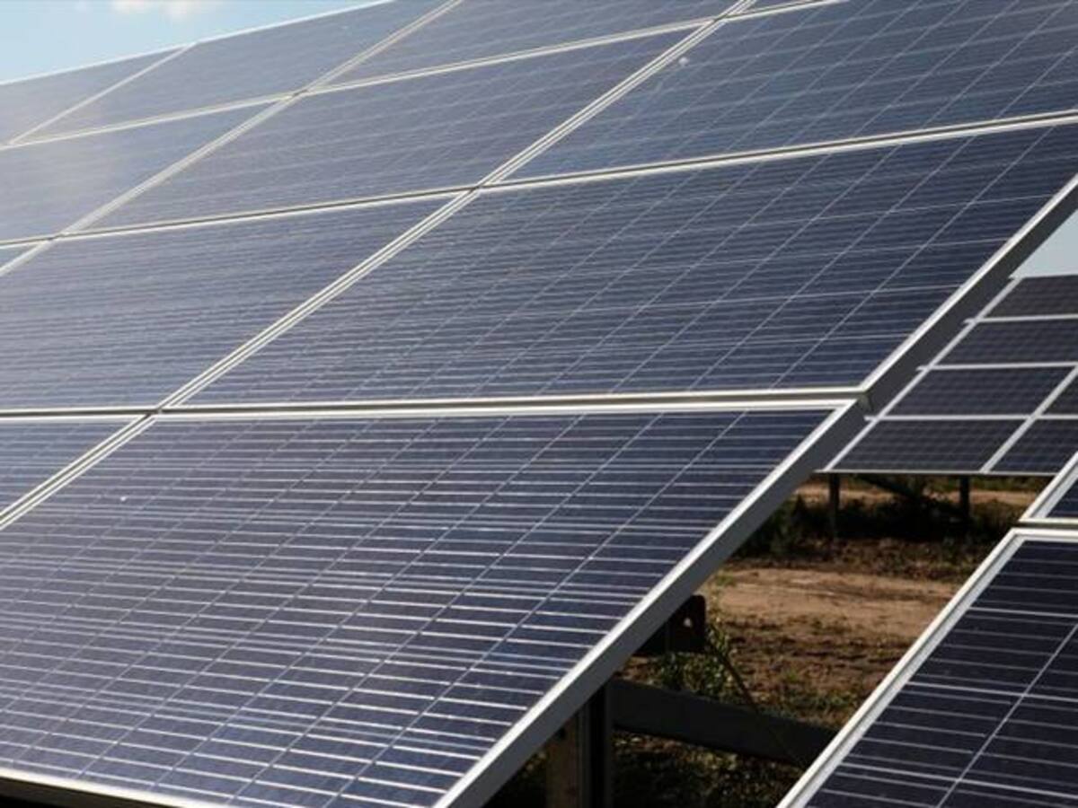 En Francia será obligatorio instalar paneles solares en los parqueaderos