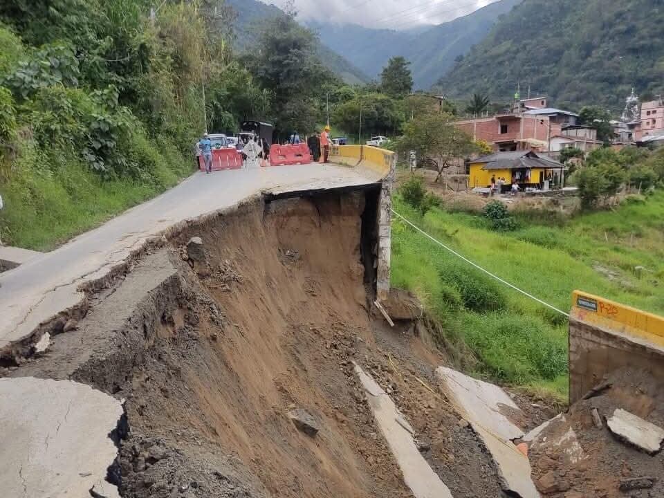 Inició la obra para recuperar la banca socavada y solucionar la conectividad en la zona. Foto:Redes Sociales