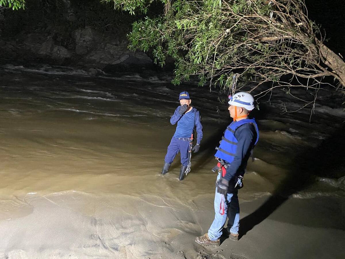 Una persona muerta y cinco desaparecidas por caída de un campero a un río en el Tolima