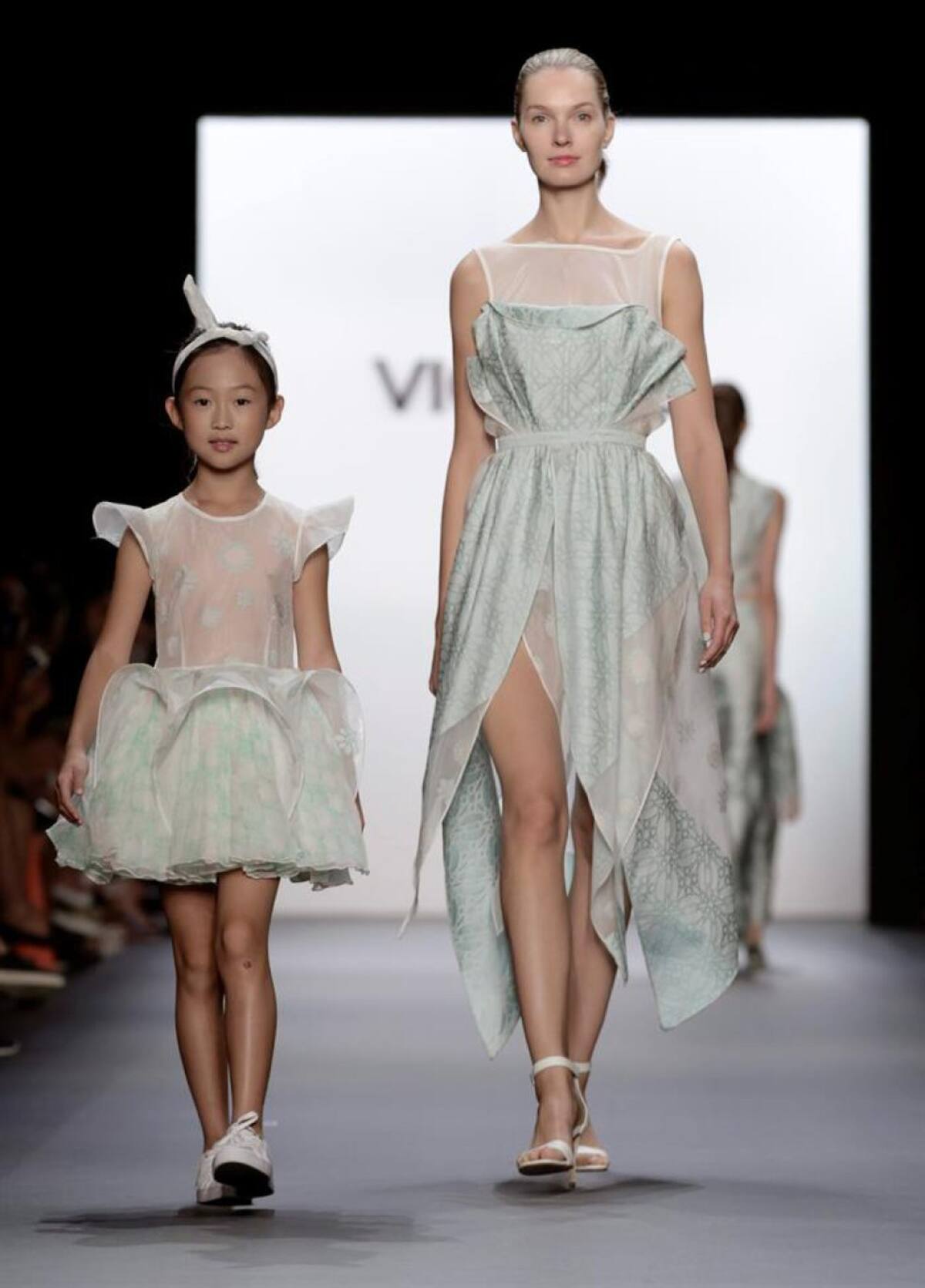 Muchas modelos famosas como Gigi Hadid, Hailey Baldwin, Taylor Hill, Vittoria Ceretti, Imaan Hammam y Hanne Gaby Odiele pasan por la pasarela de la semana de la moda más importante del mundo.