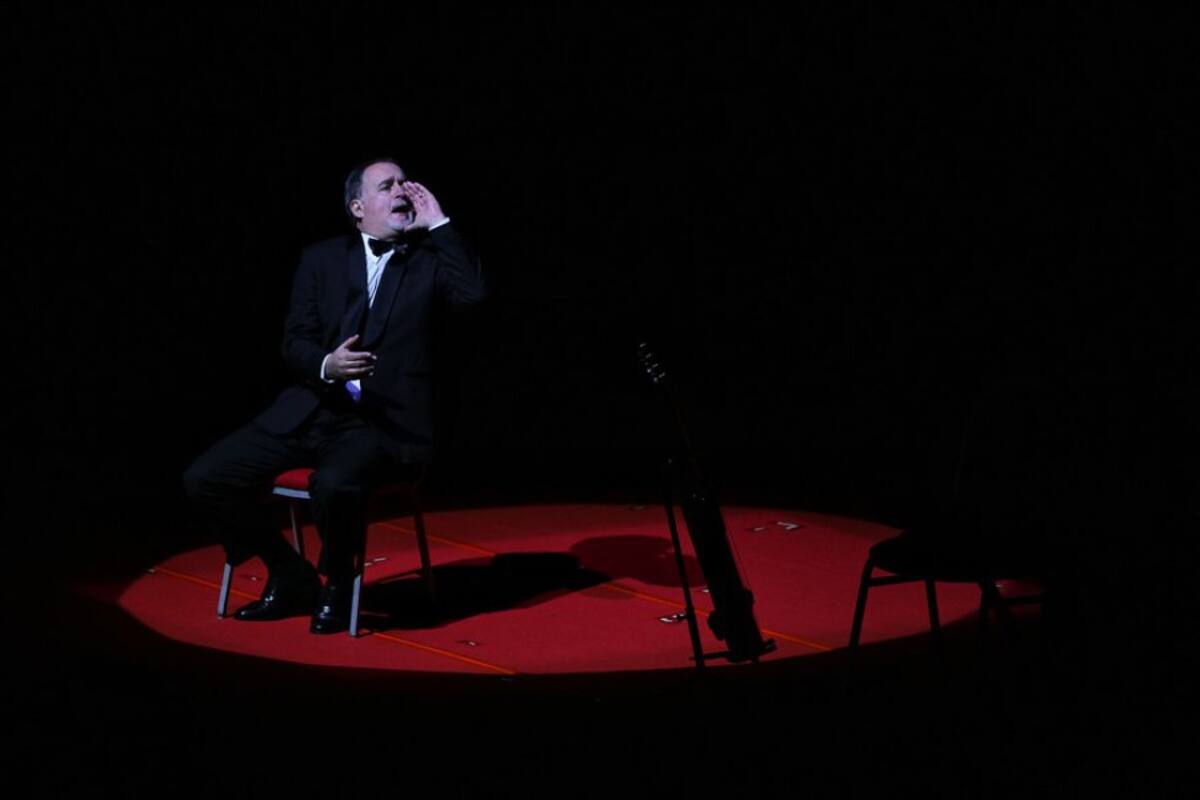 Los asistentes se colocaron de pie y por medio de aplausos recibieron a los seis integrantes del grupo.