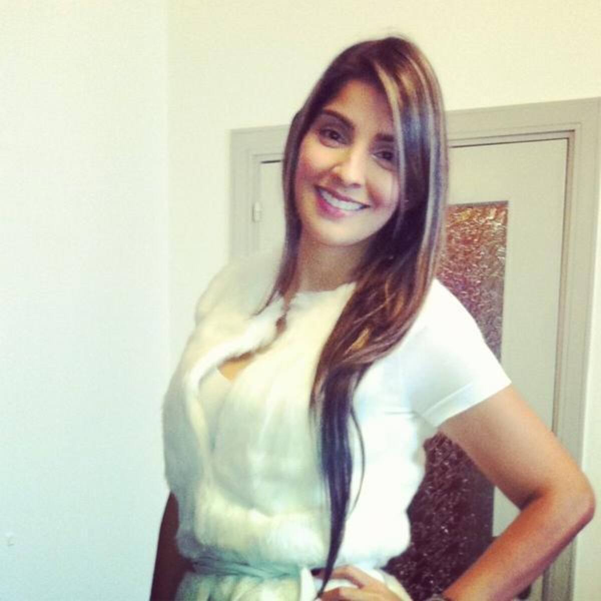Andreína Fiallo no desampara a su esposo Freddy Guarín en los partidos.