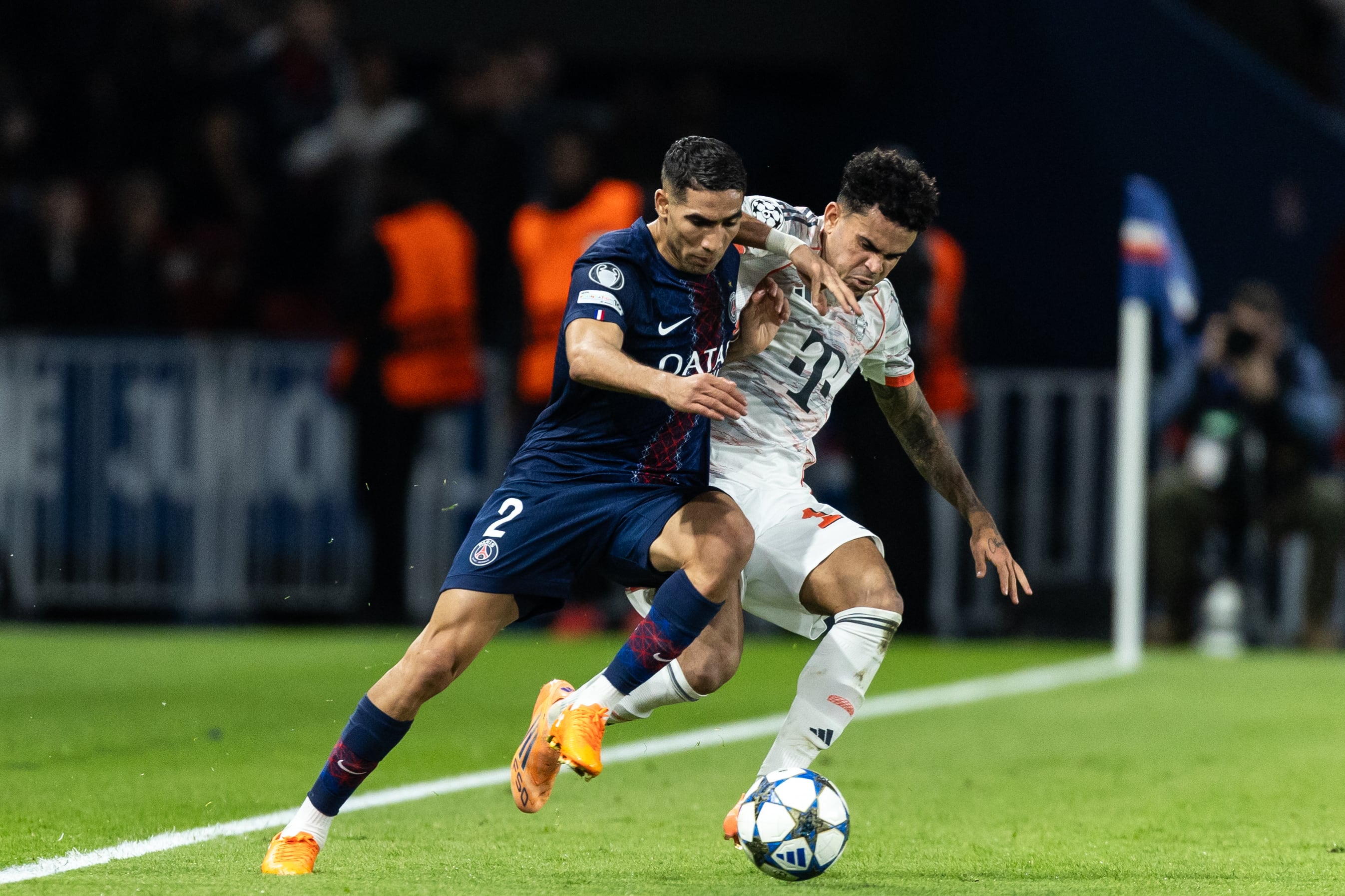 Luis Díaz justo antes de ocasionarle una lesión a Achraf Hakimi. (Photo by Ibrahim Ezzat/NurPhoto via Getty Images)