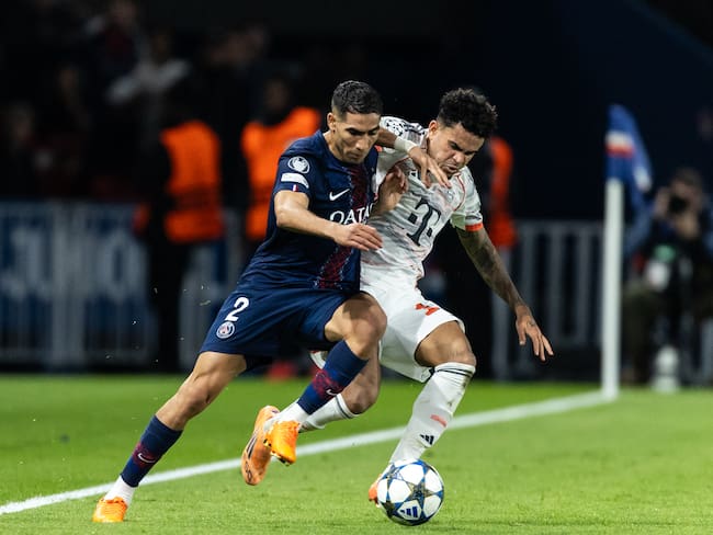 Luis Díaz justo antes de ocasionarle una lesión a Achraf Hakimi. (Photo by Ibrahim Ezzat/NurPhoto via Getty Images)