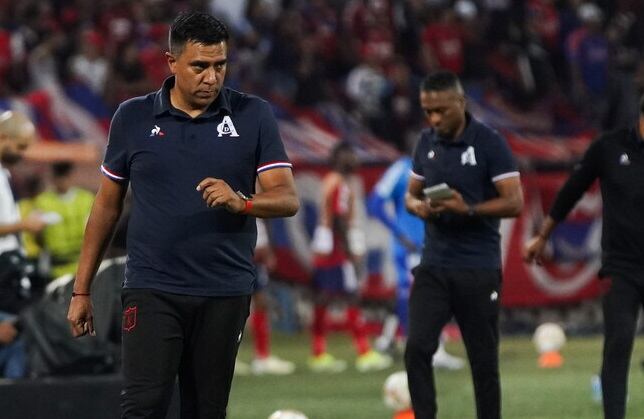 César Farías dejó de ser el DT de América de Cali / Colprensa