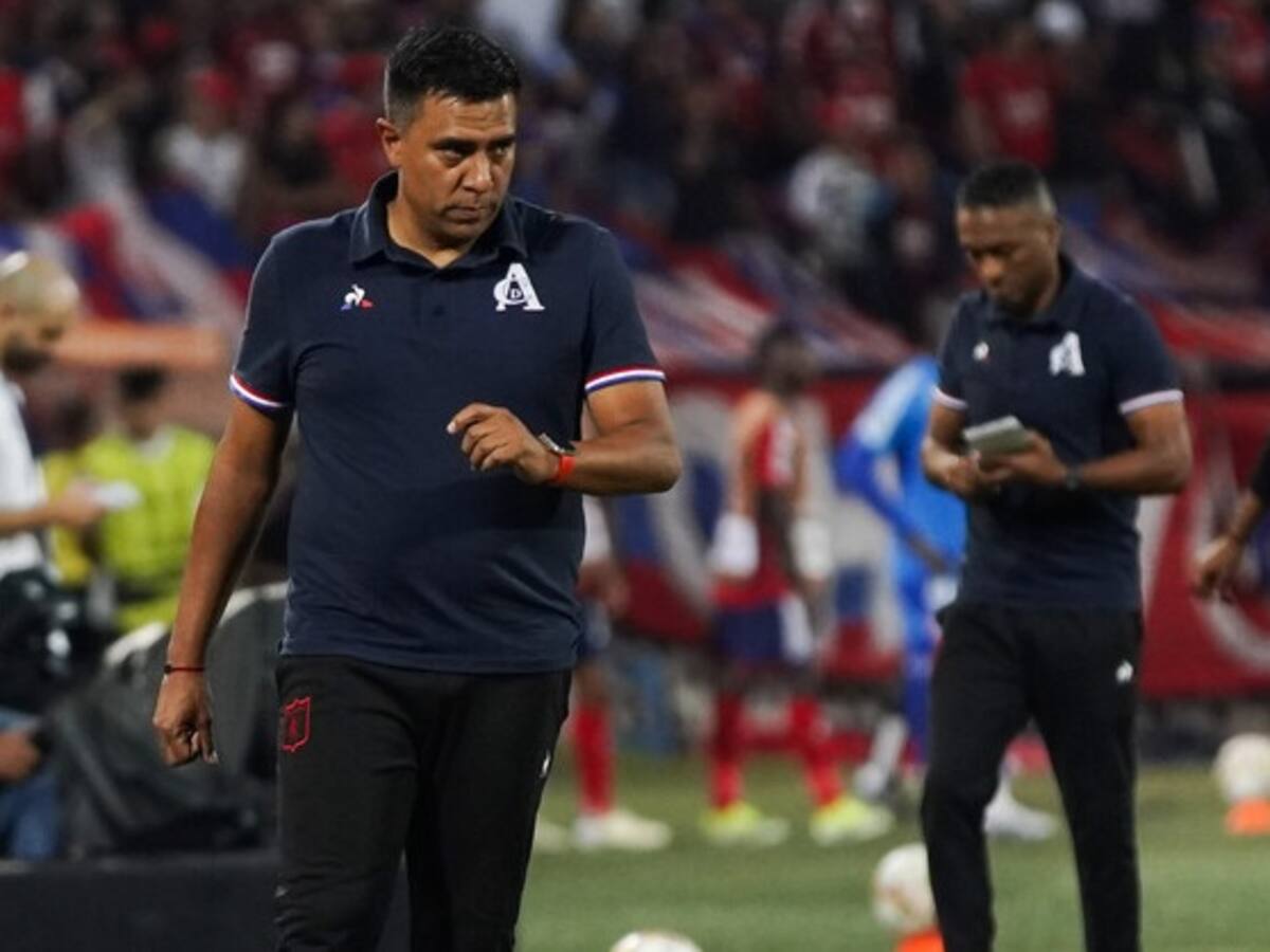 César Farías dejó de ser el entrenador de América de Cali