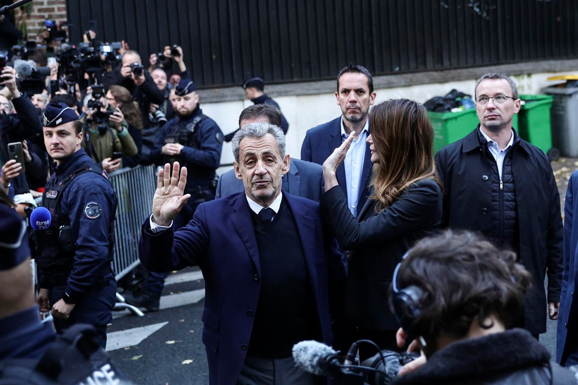 Paris (France), 21/10/2025.- Former French President Nicolas Sarkozy (C) and his wife, Carla Bruni (R), greet people on the day he is due to enter prison during a demonstration to support him in Paris, France, 21 October 2025. Nicolas Sarkozy will serve his five-year sentence at La Sante prison on 21 October after he was sentenced to five years in prison for receiving funds for the 2007 presidential campaign from the regime of late Libyan leader Muammar Gaddafi. (Francia) EFE/EPA/TERESA SUAREZ