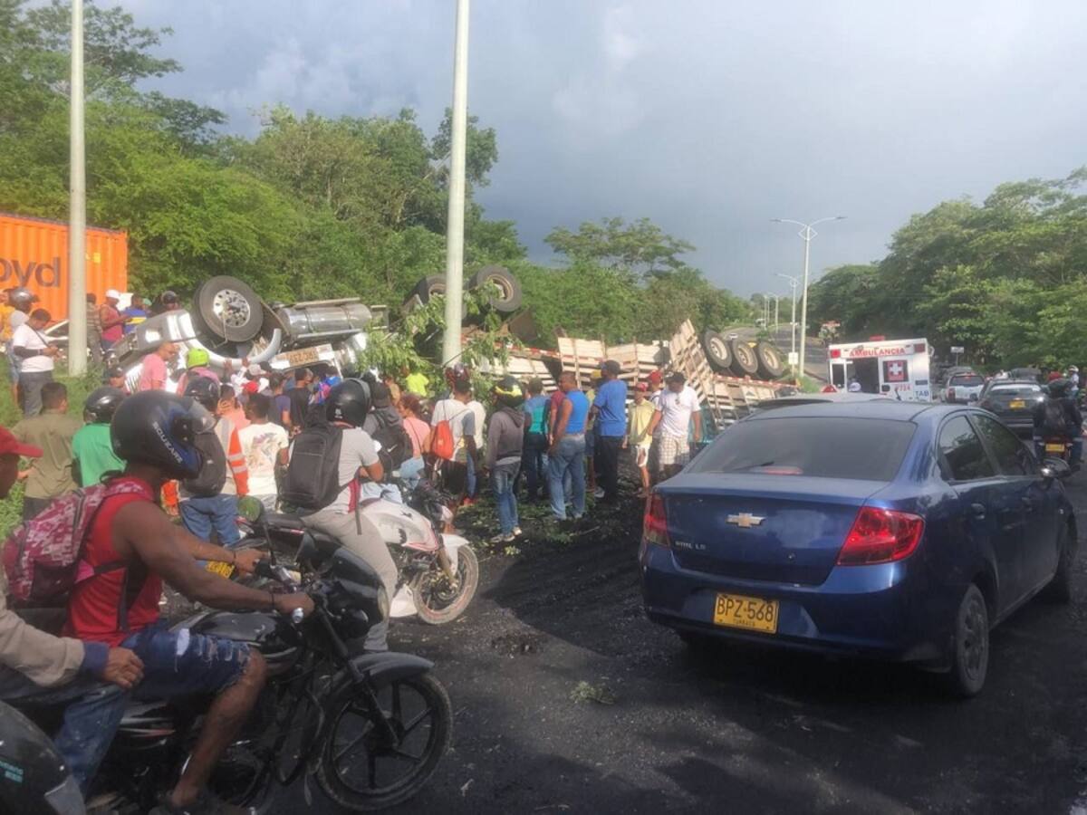 Un herido dejó volcamiento de un tractocamión en la Troncal de Occidente