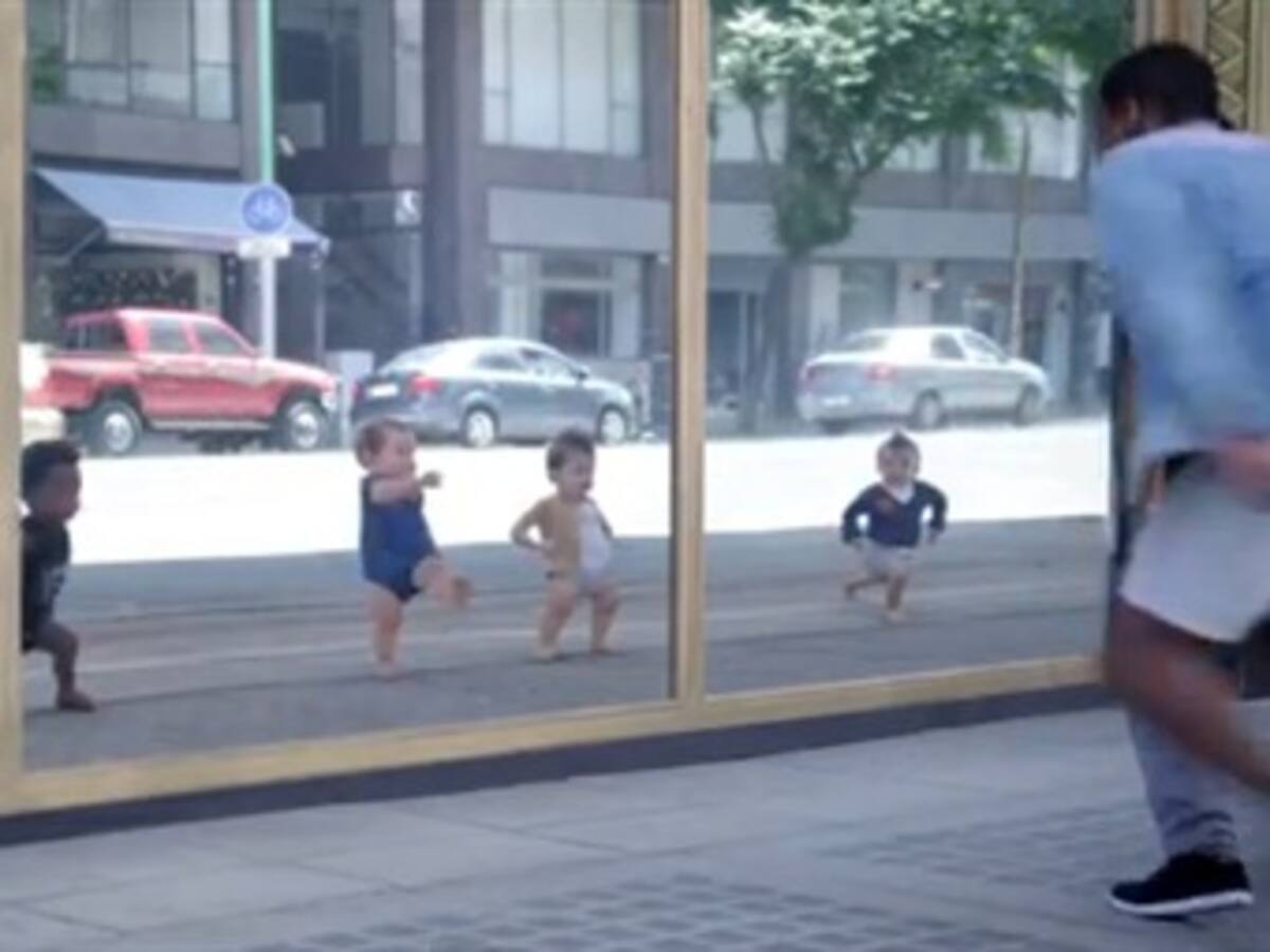 Comercial de bebés bailando a través de un espejo, es la sensación en Youtube