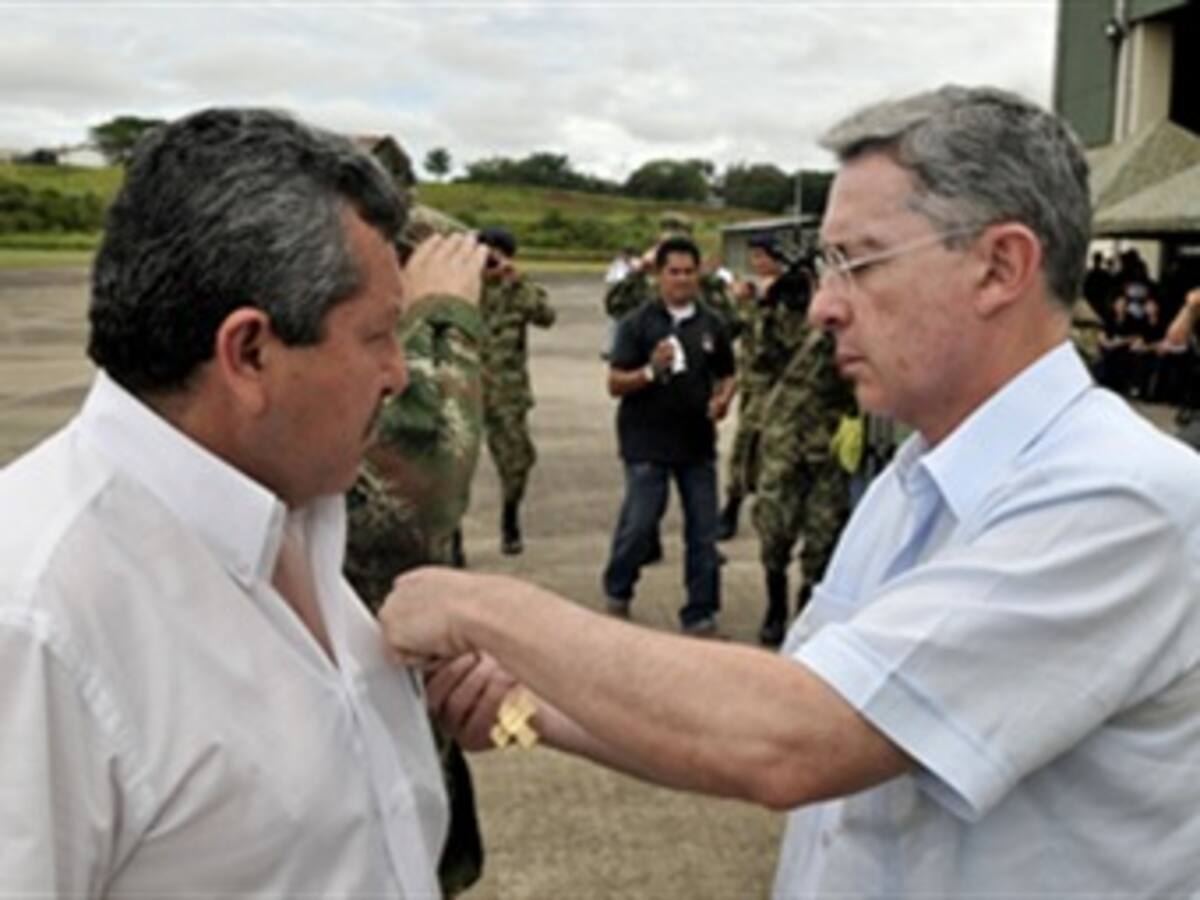 General Flavio Buitrago niega vínculos con alias “El Papero”