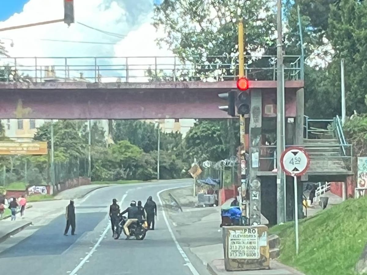Protestas en la Av. Circunvalar con Calle 26A por estudiantes de la U. Distrital