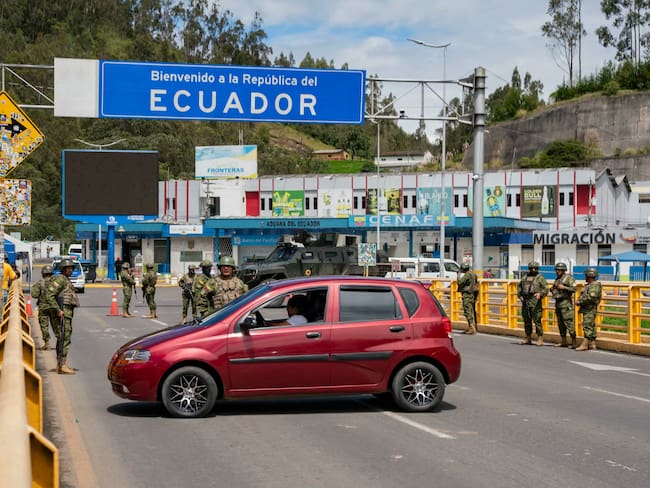 A car turns aroundas Ecuador restricted the entrance of foreigners at the Rumichaca international bridge on the Ecuador-Colombia border in Tulcan, Ecuador on April 12, 2025. Right-wing incumbent President Daniel Noboa faces a tough runoff on April 13, 2025, against charismatic leftist rival Luisa Gonzalez, who is vying to become the country's first woman president. (Photo by Reicarmyr CANIZARES / AFP)