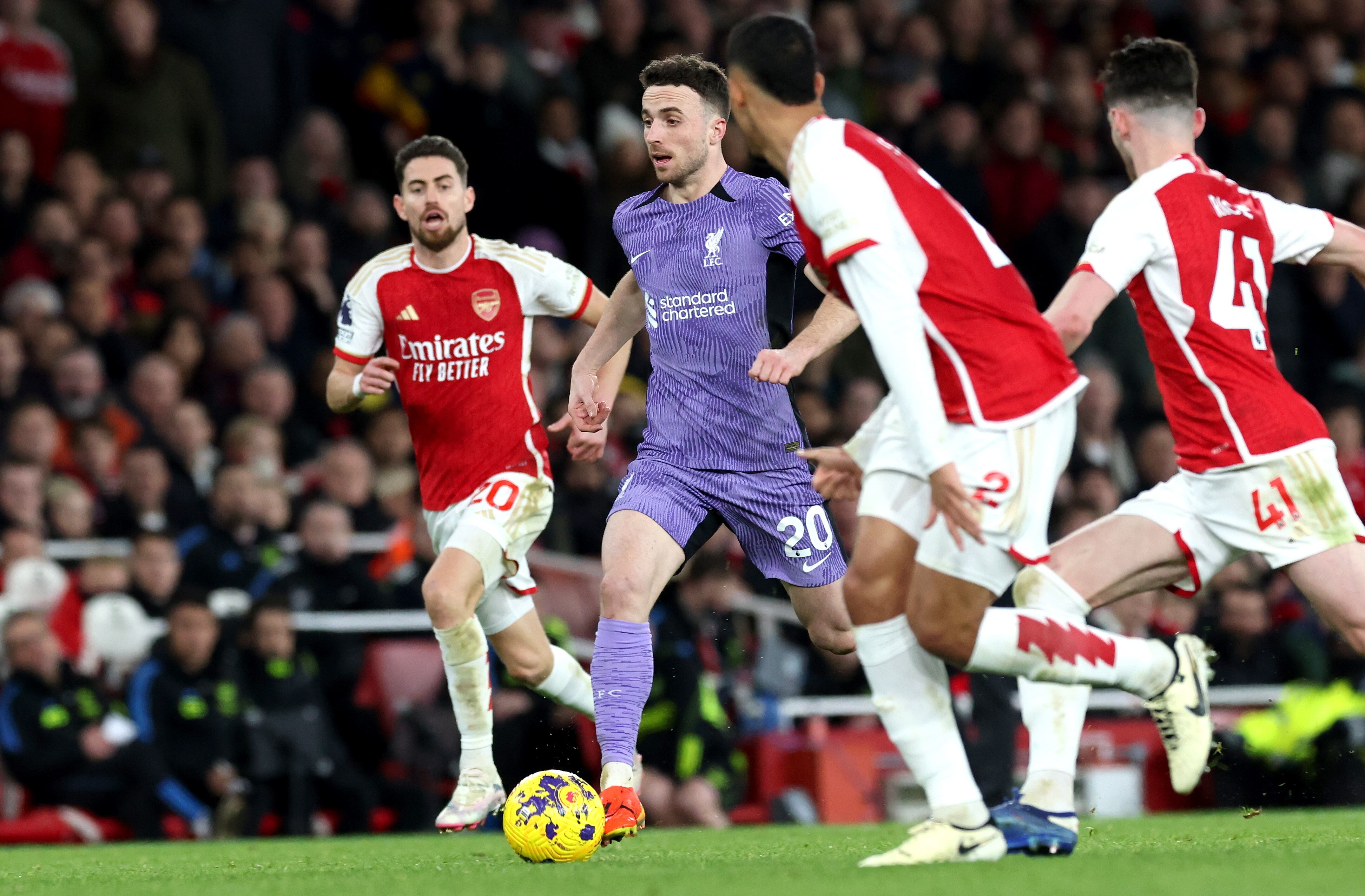 London (United Kingdom), 04/02/2024.- Diogo Jota (C) of Liverpool in action during the English Premier League match between Arsenal FC and Liverpool FC, in London, Britain, 04 February 2024. (Reino Unido, Londres) EFE/EPA/ANDY RAIN EDITORIAL USE ONLY. No use with unauthorized audio, video, data, fixture lists, club/league logos, 'live' services or NFTs. Online in-match use limited to 120 images, no video emulation. No use in betting, games or single club/league/player publications.