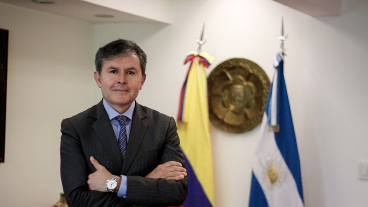 Embajador de Colombia en Argentina, José Roberto Acosta, fue suspendido y posteriormente reintegrado