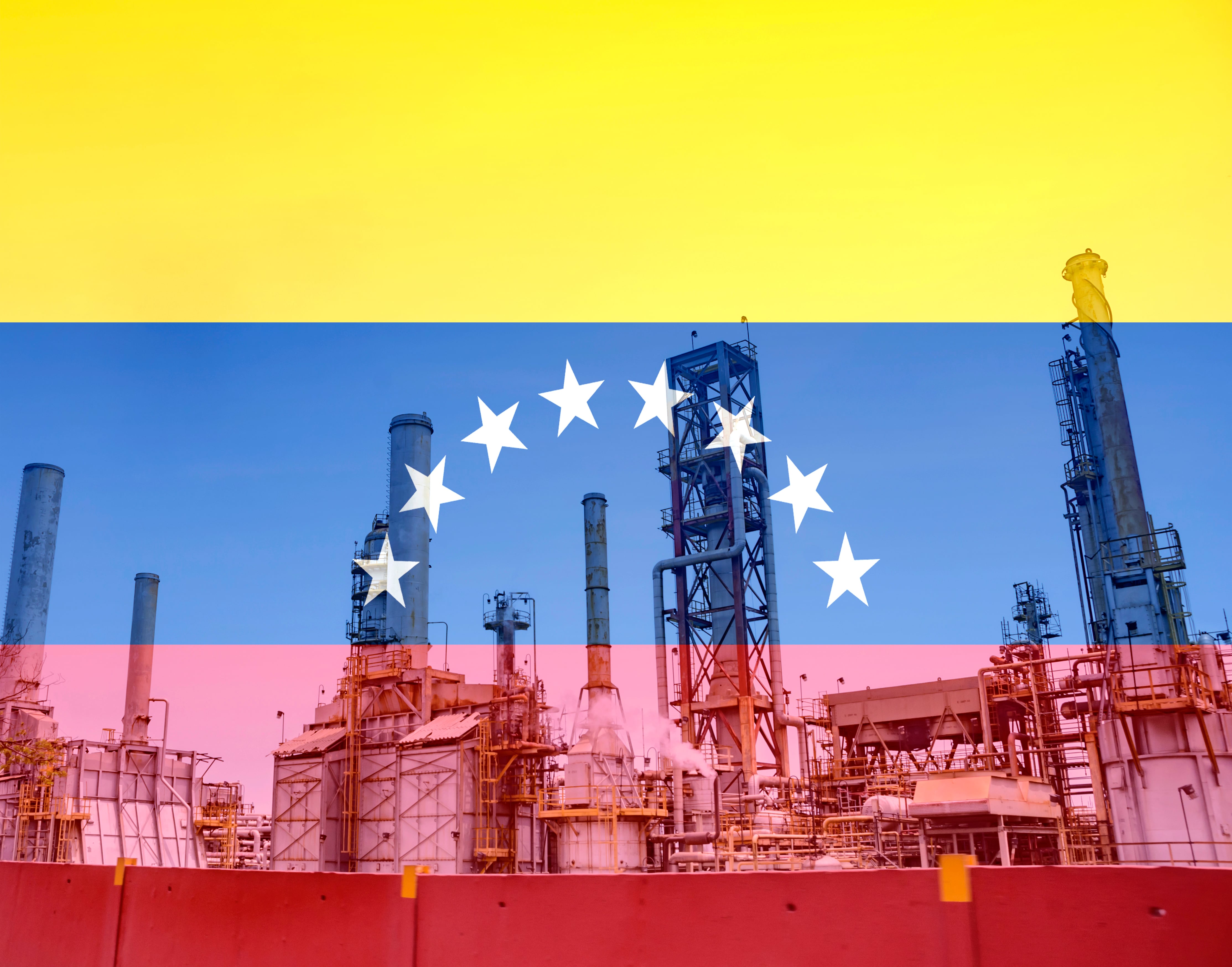 Imagen ilustrativa de una refinería venezolana junto a una imagen traslúcida de la bandera nacional (Crédito: Getty Images).