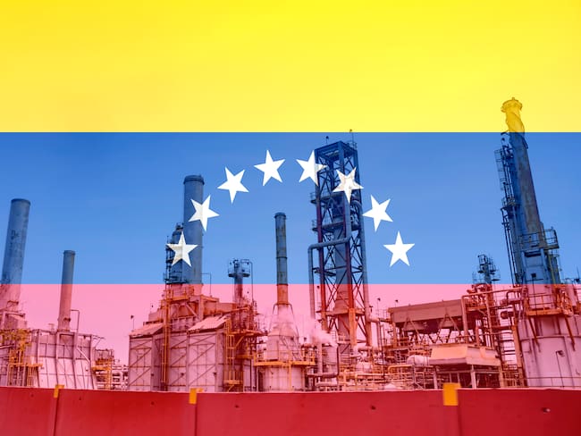 Imagen ilustrativa de una refinería venezolana junto a una imagen traslúcida de la bandera nacional (Crédito: Getty Images).