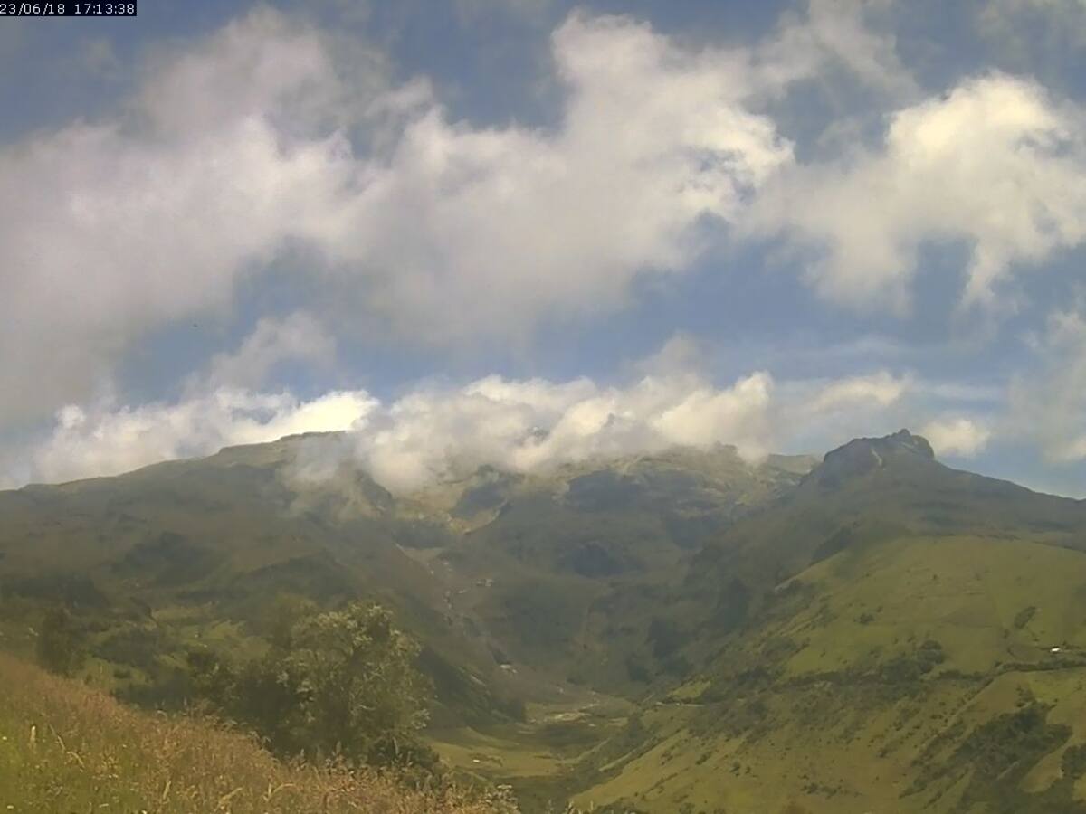 Tras emisiones de ceniza, pequeñas incandescencias se han observado en el Volcán del Ruiz