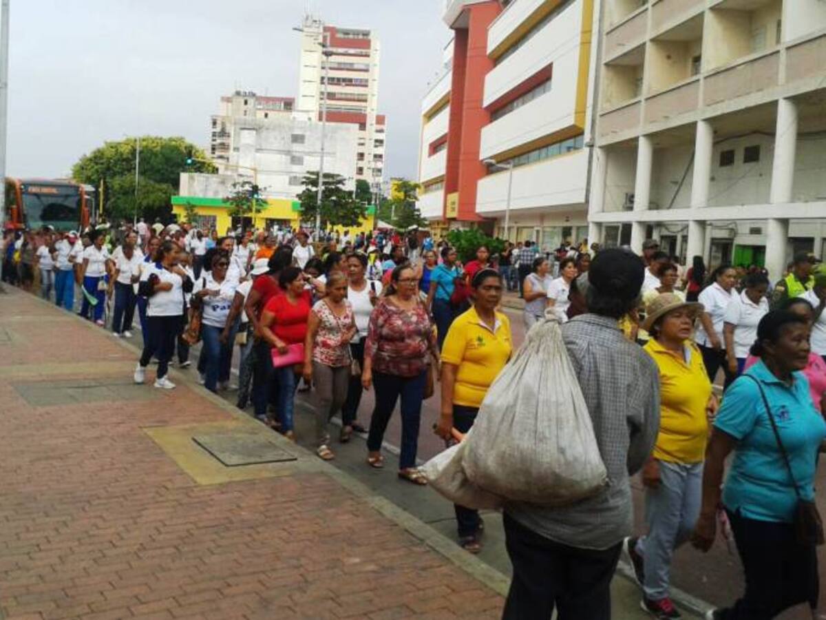 Marcha de madres comunitarias afectó operación de Transcaribe en Cartagena