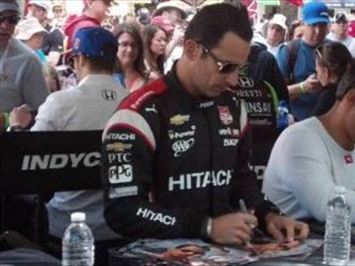 Ileso de espectacular accidente sale el piloto brasileño Helio Castroneves