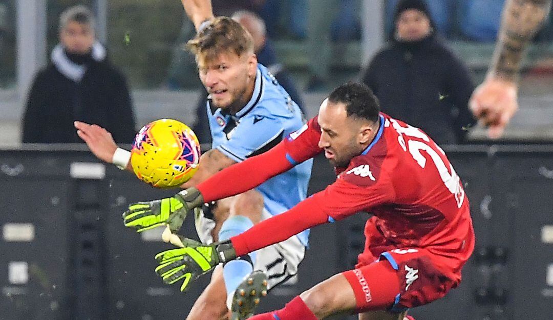 Momento en el que Ospina pierde el balón contra Ciro Immobile.