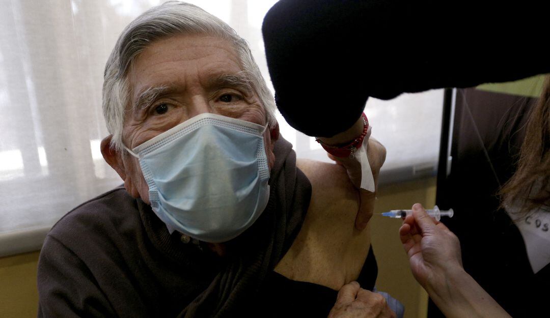 Vacunación de adultos mayores en Chile 