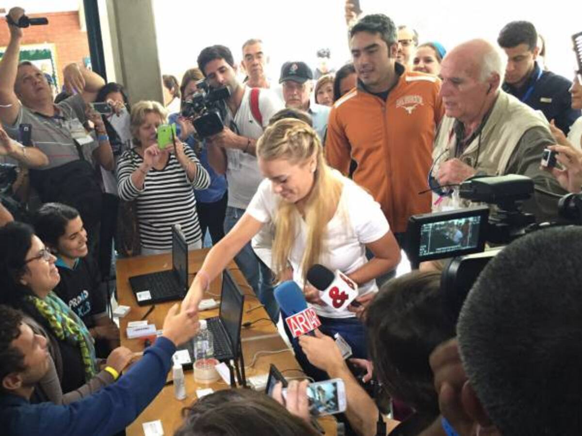 Lilian Tintori llegó a votar en medio de los "sí se puede" de los opositores