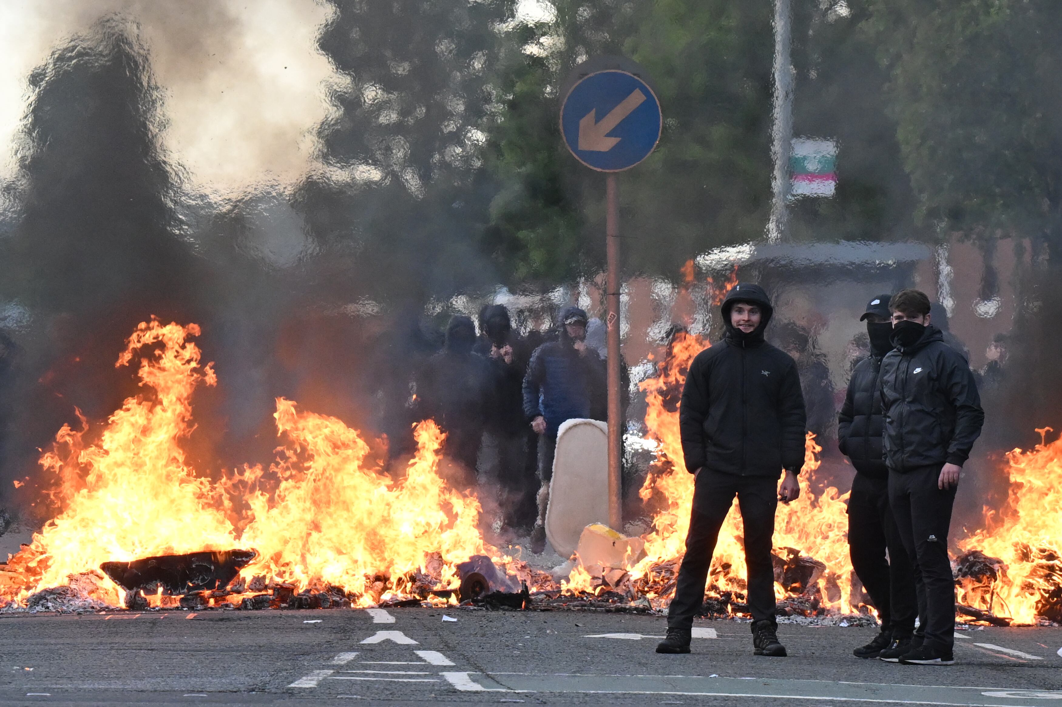 A pesar del rechazo conjunto expresado por las autoridades políticas, manifestantes incendiaron vehículos y bloquearon calles criticando el ataque.
(Foto:    Charles McQuillan/Getty Images)