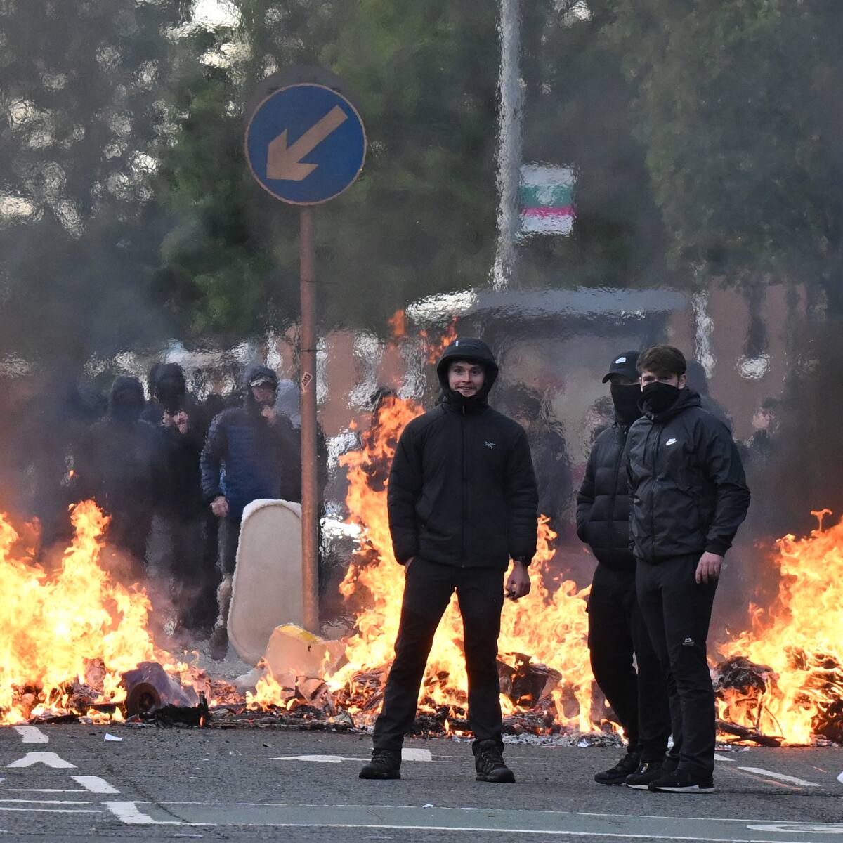 Disturbios en Irlanda del Norte luego de que un sudanés apuñalara a un hombre