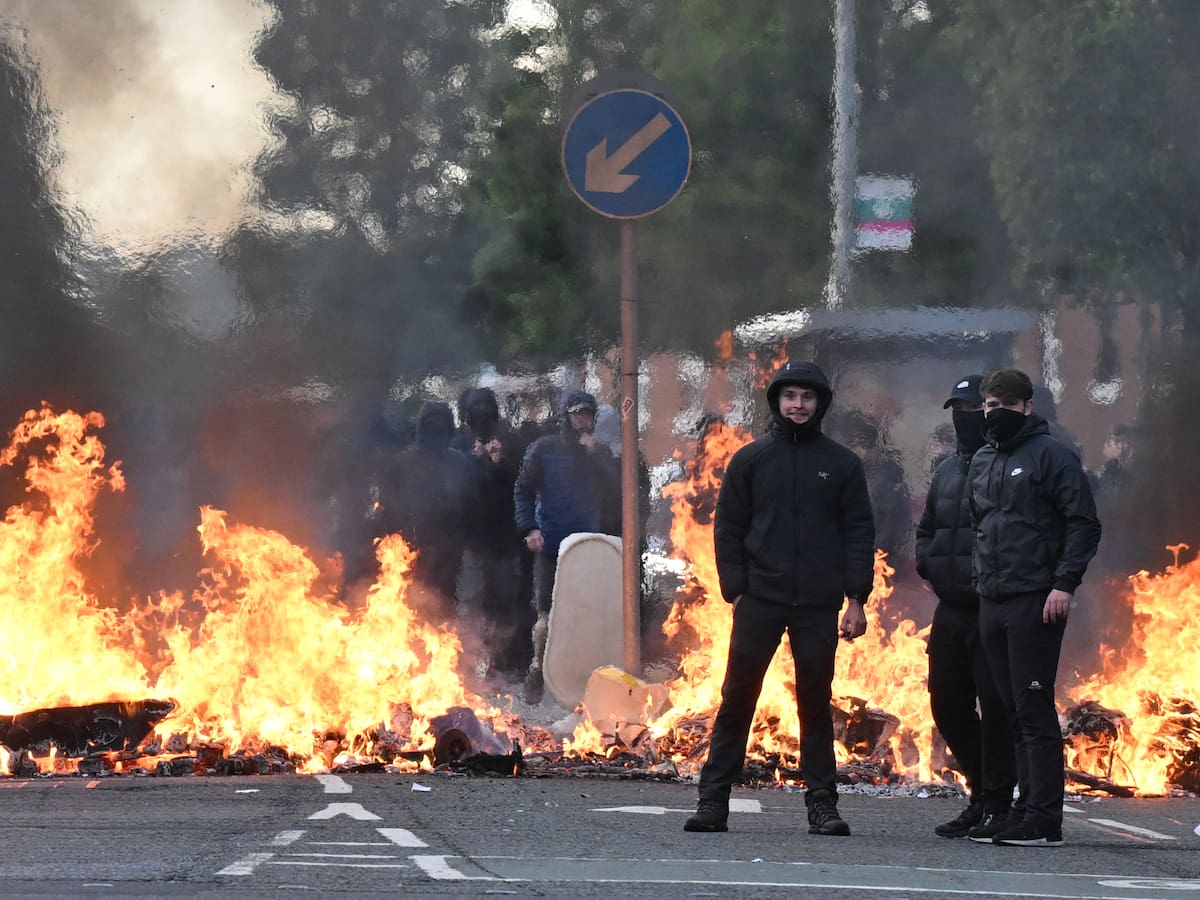 Disturbios en Irlanda del Norte luego de que un sudanés apuñalara a un hombre