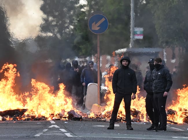 A pesar del rechazo conjunto expresado por las autoridades políticas, manifestantes incendiaron vehículos y bloquearon calles criticando el ataque.
(Foto: Charles McQuillan/Getty Images)
