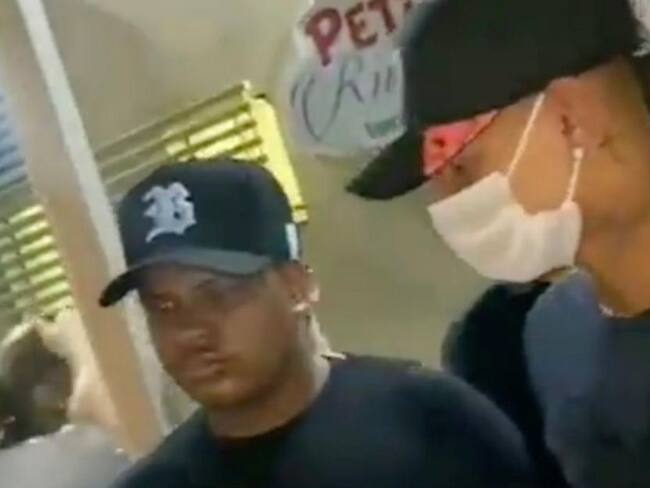 Hinchas encaran a jugadores en Brasil por estar de fiesta: hay 1 colombiano