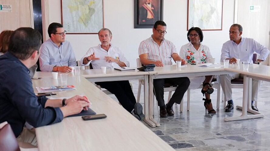 El gobernador Eduardo Verano propuso hacer un cruce de cuentas con Electricaribe, que debe hacer unos pagos al departamento por las obras de electrificación rural. Foto: Gobernación del Atlántico
