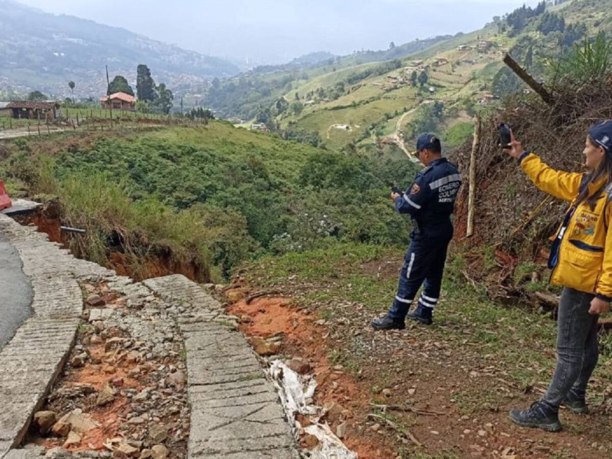 Este martes los bomberos atendieron 34 emergencias por lluvias en Medellín