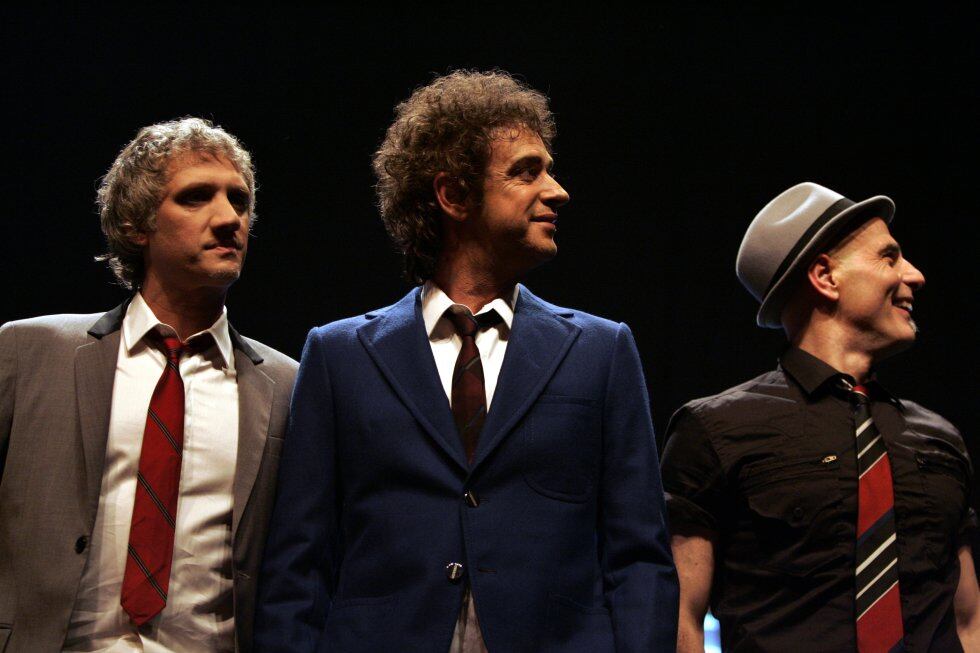 Los miembros de Soda Stereo (Charly Alberti, Gustavo Cerati y Zeta Bosio) anunciaron el tour "Me verás volver" en septiembre de 2007.