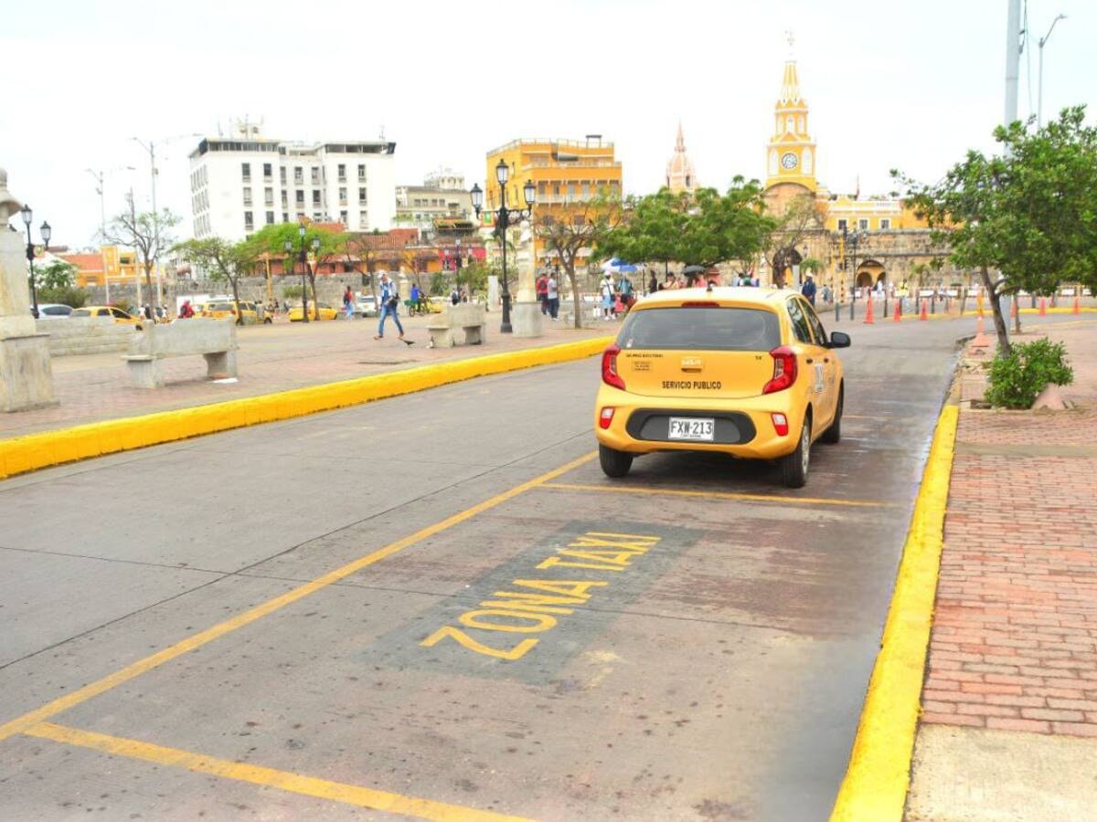 Señalizada nueva zona de taxis y chivas turísticas en el centro de Cartagena