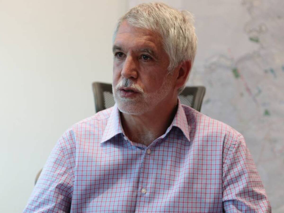 Enrique Peñalosa fue dado de alta tras ser hospitalizado por COVID-19