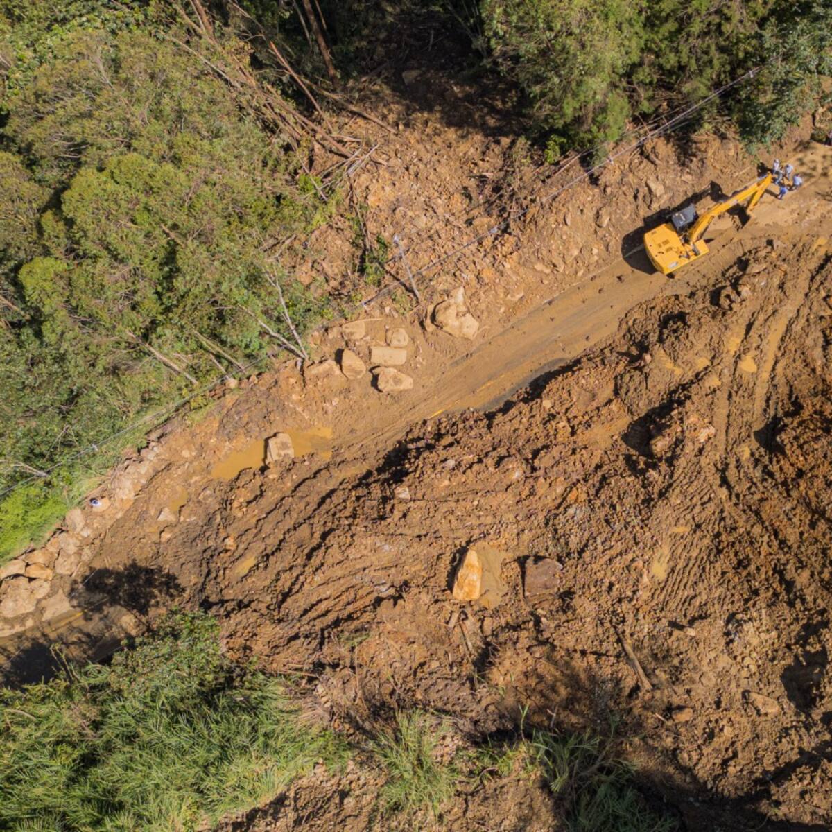 Rocas gigantes e infiltraciones de agua retrasan la apertura de la vía en la Loma de Los Balsos