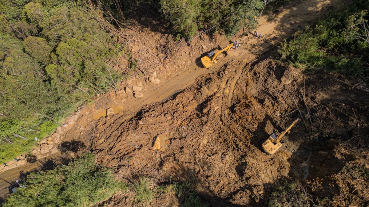 Rocas gigantes e infiltraciones de agua retrasan la apertura de la vía en la Loma de Los Balsos