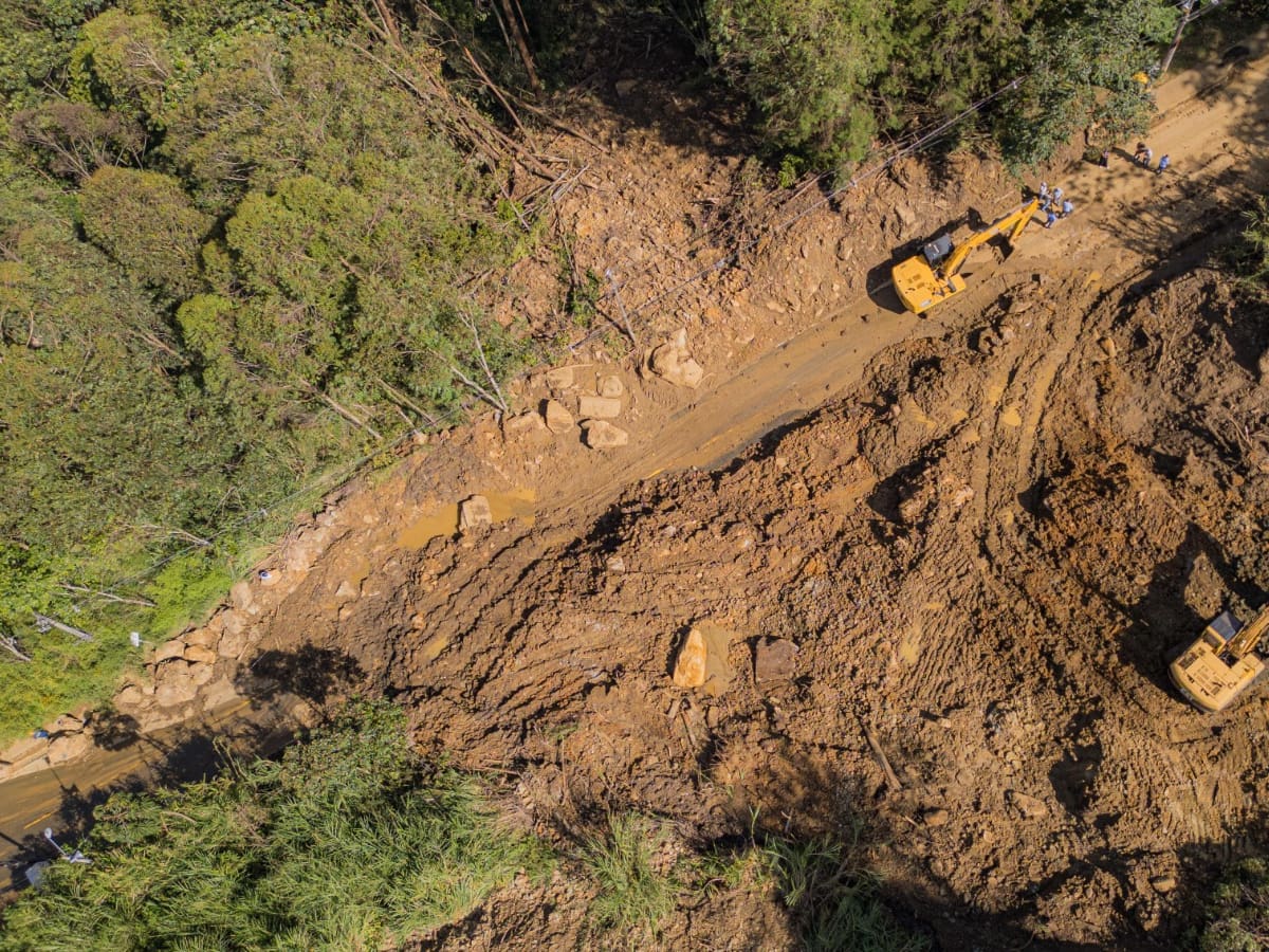 Rocas gigantes e infiltraciones de agua retrasan la apertura de la vía en la Loma de Los Balsos