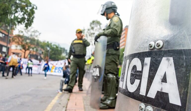 ¿Qué opina sobre la propuesta de civiles organizados para acompañar a la Fuerza Pública durante las manifestaciones? . Foto: Getty Images