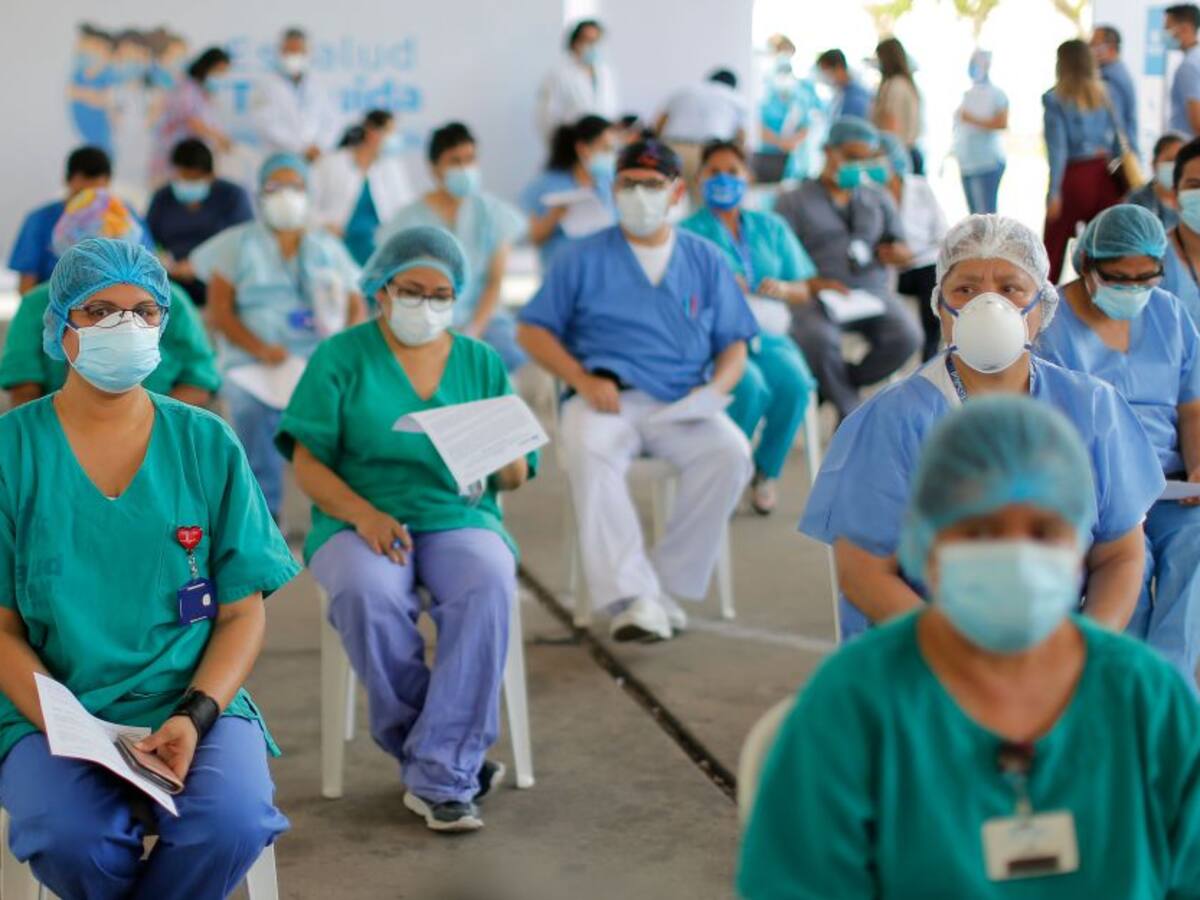 Escándalo en Perú: altos funcionarios dimiten tras vacunarse irregularmente