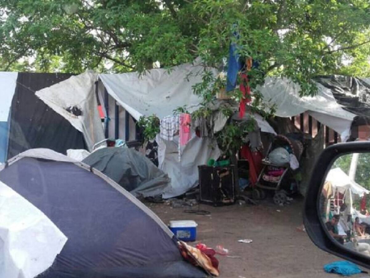 Venezolanos construyen “cambuches” en frontera colombiana