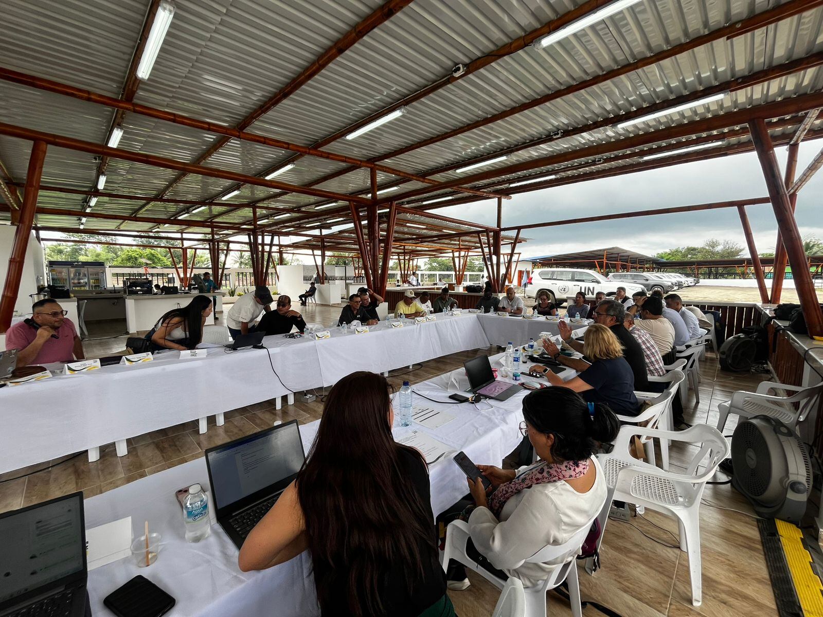 Delegaciones del Gobierno y la Coordinadora Nacional Ejército Bolivariano. Foto cortesía