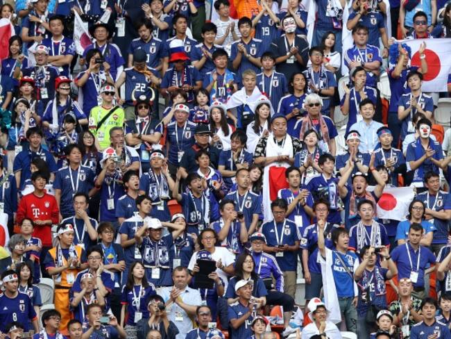 Japoneses recogieron la basura del estadio tras el triunfo de su selección